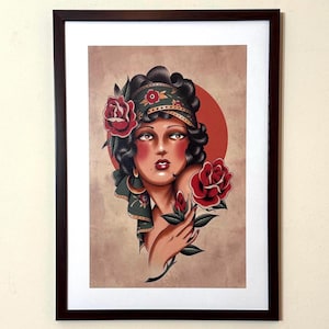 Impresión artística de chica con tatuaje tradicional – Retrato femenino de la vieja escuela – Arte mural con flash de tatuaje vintage – Póster de tatuaje tradicional estadounidense