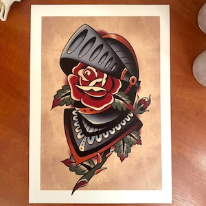 Può includere: Un'illustrazione in stile tatuaggio tradizionale di una rosa che cresce da un elmo da cavaliere. L'elmo è nero e argento con una rosa rossa con accenti gialli. La rosa è circondata da foglie verdi.
