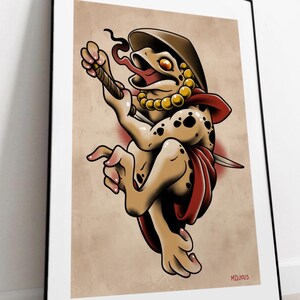 Puede incluir: Una impresi&oacute;n enmarcada de estilo tatuaje que presenta una rana guerrera. La rana lleva un sombrero c&oacute;nico, una capa roja y un collar de cuentas doradas. Sostiene un arma y tiene una daga en la espalda. La rana tiene manchas negras y una lengua larga. La impresi&oacute;n est&aacute; firmada "MD.2025".