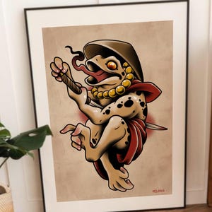 Puede incluir: Impresi&oacute;n art&iacute;stica estilo tatuaje de una rana con sombrero c&oacute;nico, collar de cuentas y capa roja. La rana sostiene un arma y tiene una larga lengua. Fondo beige, enmarcado en blanco. Firmado 'MD.2023'.