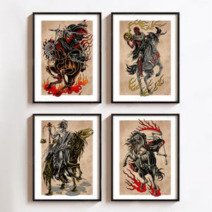 Puede incluir: Cuatro impresiones artísticas enmarcadas con ilustraciones de los Cuatro Jinetes del Apocalipsis. Cada impresión representa una figura esquelética montada a caballo, con llamas y detalles intrincados. La obra de arte es de estilo tatuaje.