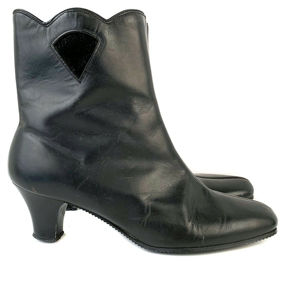 9 Vintage 1960s Black Leather Heel Mod Chelsea Fle