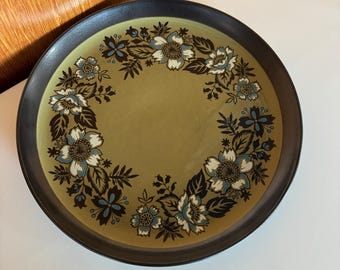 Vintage 1970's Modern Olive by Atelier Sone made in Japan. 1 dinner plate.