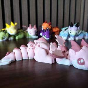 Figurine miniature de dragon ailé imprimée en 3D, objet fantastique, mignon compagnon de bureau, cadeau pour les fans de Donjons et Dragons, cadeau articulé pour les amoureux des dragons.