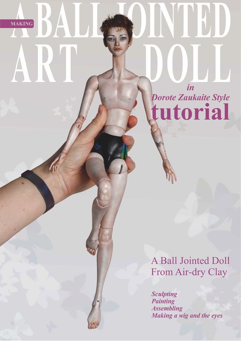 K&ouml;nnte beinhalten: Ein Tutorial, wie man eine Kugelgelenkpuppe aus lufttrocknendem Ton im Stil von Dorote Zaukaite herstellt. Die Puppe ist aus wei&szlig;em Ton gefertigt und hat ein realistisches Aussehen. Das Tutorial behandelt das Modellieren, Malen, Zusammenbauen und das Anfertigen einer Per&uuml;cke und Augen.