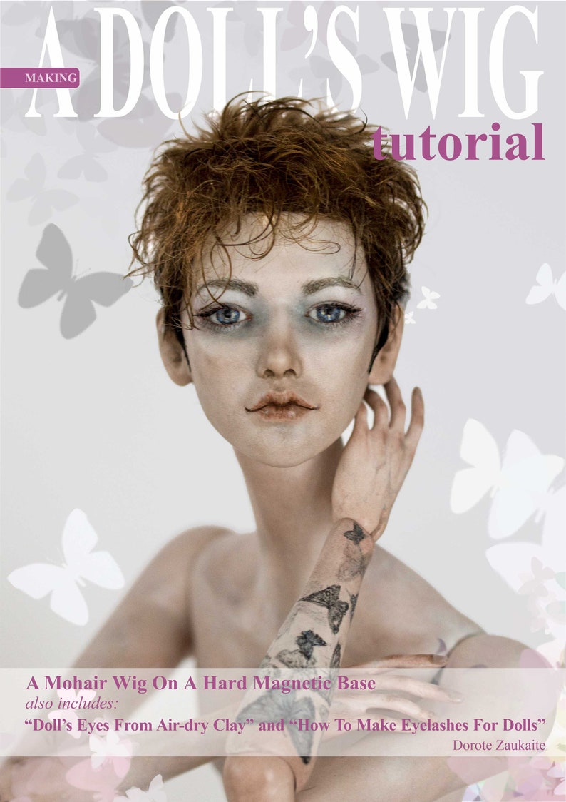 K&ouml;nnte beinhalten: Ein Tutorial f&uuml;r eine Puppenper&uuml;cke mit einer Puppe mit einer kurzen, lockigen, rotbraunen Per&uuml;cke. Die Puppe hat blaue Augen und ein gemaltes Schmetterlings-Tattoo auf dem Arm. Der Text "A Mohair Wig On A Hard Magnetic Base" befindet sich am unteren Rand des Bildes.