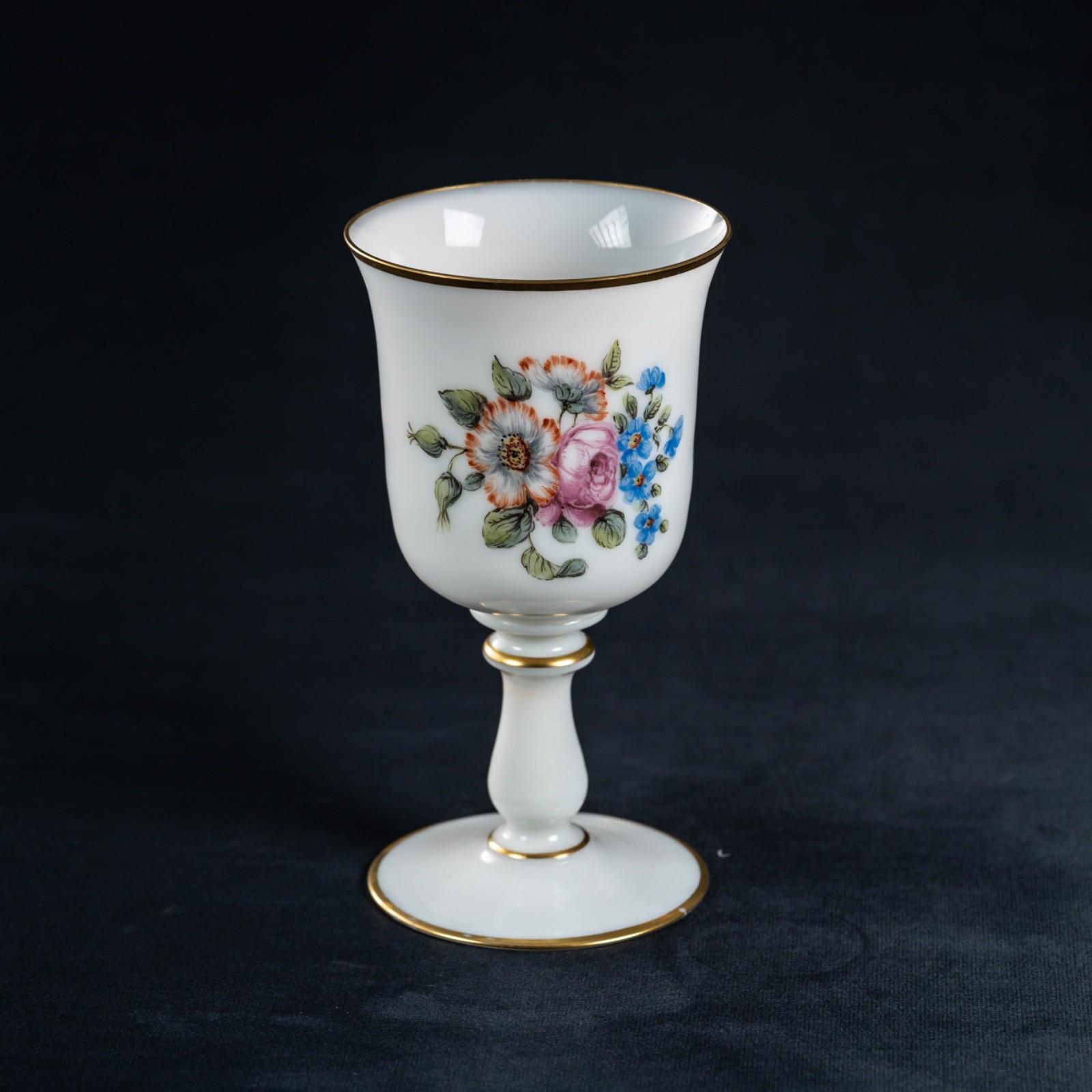 アンティークフランス製ホワイトオパリンガラスの手描きゴブレット