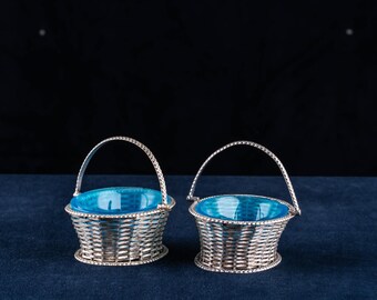 Coppia di saliere francesi antiche, con rivestimenti in vetro opalino blu e cestini in argento placcato.