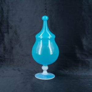 Boîte à dragées vintage française en verre opalin de 20,2 cm (8,2 po.) bleu et blanc