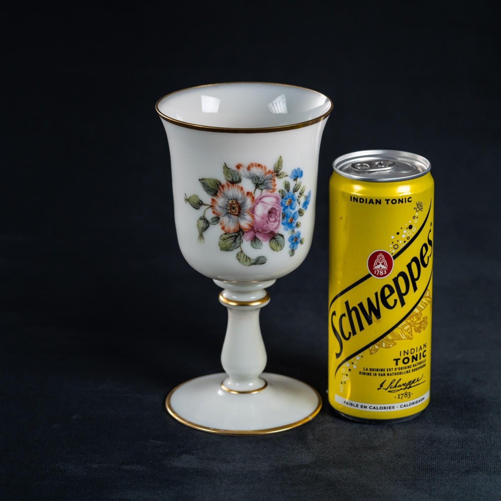 アンティークフランス製ホワイトオパリンガラスの手描きゴブレット