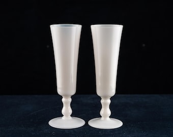 Francuskie kieliszki do szampana PORTIEUX VALLERYSTHAL z białego szkła opalowego