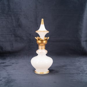 Antieke Franse witte opaline glazen parfumflesje vergulde gouden verf