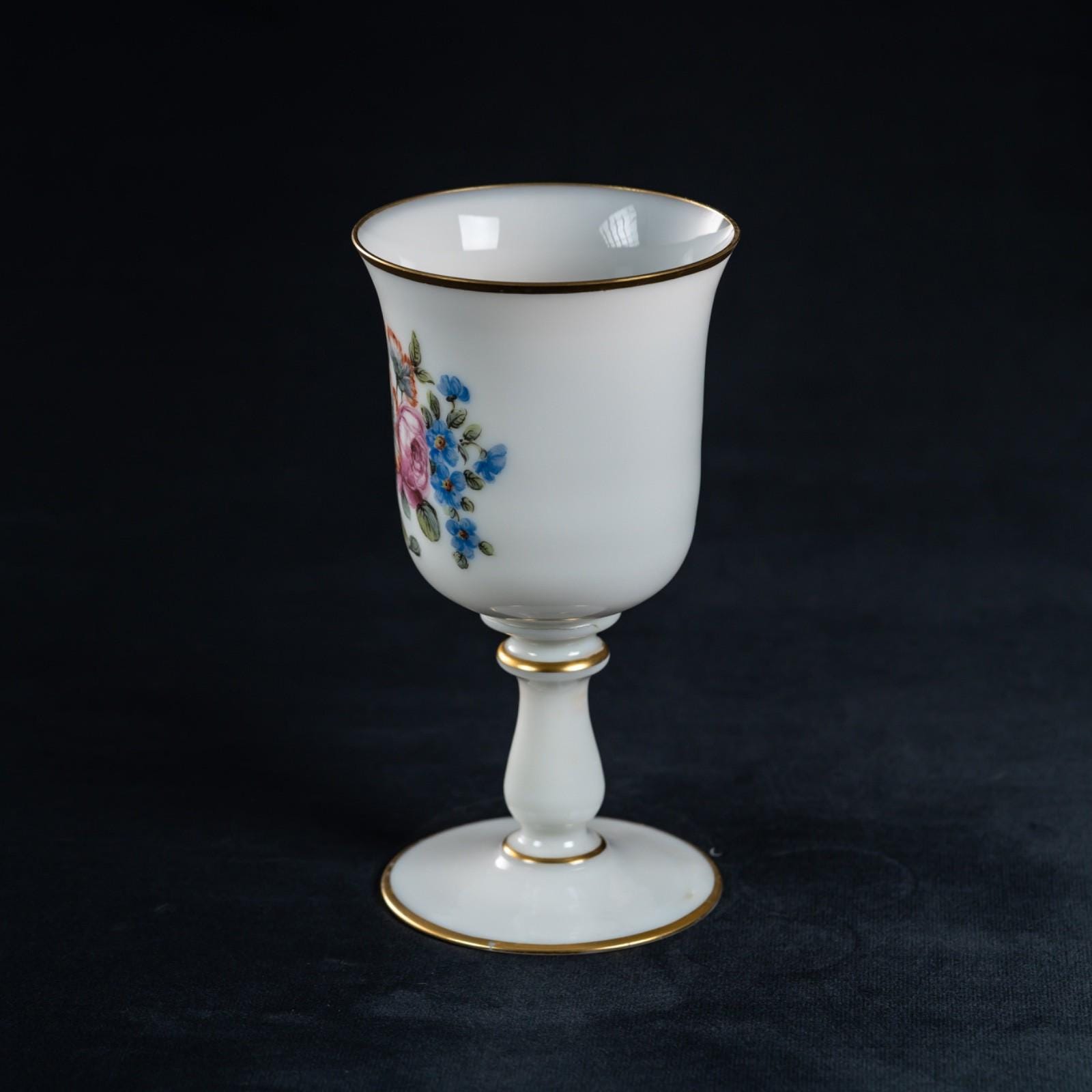 アンティークフランス製ホワイトオパリンガラスの手描きゴブレット