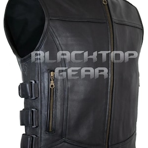 Puede incluir: Chaleco de cuero negro con cremallera frontal, bolsillos laterales y correas ajustables. El chaleco tiene cuello alto y el texto "BLACKTOP GEAR" es visible. El chaleco está diseñado con un estilo motero clásico.
