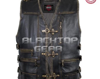Könnte beinhalten: Eine schwarze Lederweste im Used-Look mit mehreren Taschen und dekorativen Metallbeschlägen. Die Weste hat einen Reißverschluss, Schnallen und das Logo "Black Top Gear". Die Weste hat ein Vintage-Aussehen.