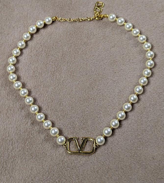 ネックレス・ペンダント VALENTINO Valentino Gold V Logo Pearl Necklace J0P13 UXM 0O3 Vlogo Signature Metal Necklace With Swarovski® Pearls for