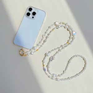 Baroque Pearl Crossbody Phone Strap: Anti-Theft Phone Lanyard