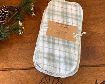 20 Papiers de toilette lavables en flanelle recyclée à carreaux dans les tons de beige.