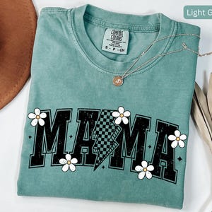 Camiseta xadrez com raio para mamãe, camiseta retrô com estampa de margarida para mamãe, presente de mãe para filha, presente para mãe descolada, camiseta moderna com letras do time do colégio Mama