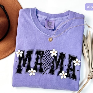 Camiseta xadrez com raio para mamãe, camiseta retrô com estampa de margarida para mamãe, presente de mãe para filha, presente para mãe descolada, camiseta moderna com letras do time do colégio Mama