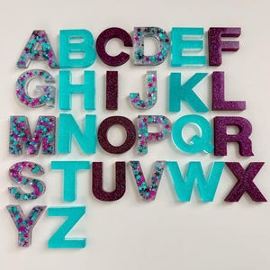 Conjuntos de alfabeto y números de resina personalizados / Disponibles en cualquier color sólido o brillante / Por letra / Perfectos para aprender y jugar / Idea de regalo