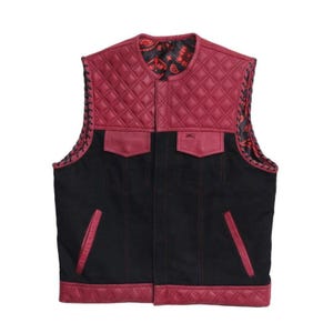 Pode incluir: Um colete preto com detalhes vermelhos. A parte superior e a guarnição são de couro vermelho acolchoado. Possui dois bolsos frontais e um forro vermelho com estampa paisley. As laterais são costuradas com linha preta.