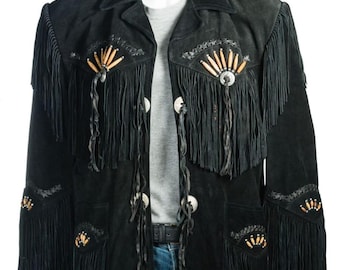 Puede incluir: Chaqueta de ante negra con flecos. La chaqueta presenta abalorios decorativos y botones plateados. El diseño incluye flecos a lo largo de las mangas, el pecho y los bolsillos, creando un look de inspiración occidental. La chaqueta se exhibe en un maniquí.