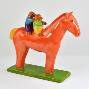 Caballo de cerámica hecho a mano con osos juguetones cabalgando sobre él: una decoración única para el hogar.