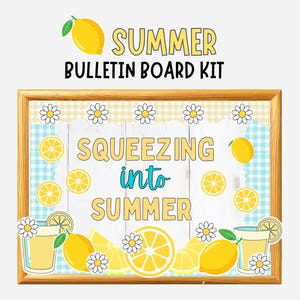 Puede incluir: Un kit de tablero de anuncios con marco de madera con temática de verano. El tablero presenta el texto "Squeezing into Summer" con gráficos de limón y margarita. El texto superior dice "Summer Bulletin Board Kit".