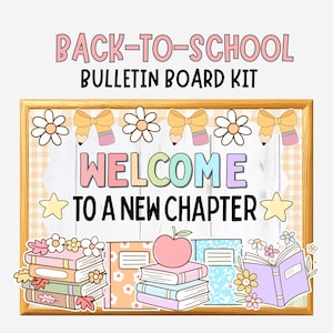 Peut inclure: Un kit de tableau d'affichage pour la rentrée scolaire avec un cadre en bois, un fond blanc et le texte "WELCOME TO A NEW CHAPTER". Le design inclut des illustrations de livres empilés, une pomme rouge, des étoiles, des marguerites et des nœuds.