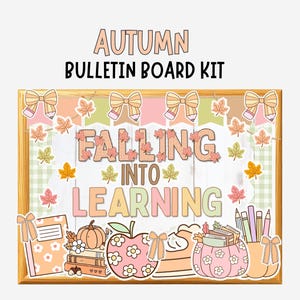 Puede incluir: Un kit de tablón de anuncios de otoño con el texto FALLING INTO LEARNING en colores pastel. El conjunto incluye recortes decorativos de lazos, hojas de arce, una calabaza, una manzana con flores, una pila de libros y un portalápices.