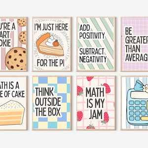 Pode incluir: Um conjunto de oito impressões de parede retangulares com trocadilhos e ilustrações sobre matemática. Os designs incluem biscoitos, uma fatia de torta, uma calculadora, bolo e morangos com textos como You're a Smart Cookie, Think Outside the Box e Math is My Jam.