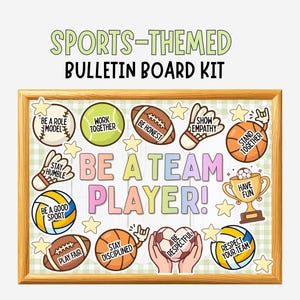 Op de afbeelding: Een sport-thema prikbordset met de tekst BE A TEAM PLAYER!, omringd door illustraties van diverse sportballen, trofeeën en handschoenen. Elk item bevat motiverende zinnen zoals BE A ROLE MODEL en STAY DISCIPLINED.