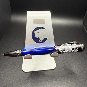 Bolígrafo de línea azul fina hecho a mano: diseño policial personalizado para una calidad duradera y una sensación de escritura inigualable. ¡Su compañero de escritura perfecto!