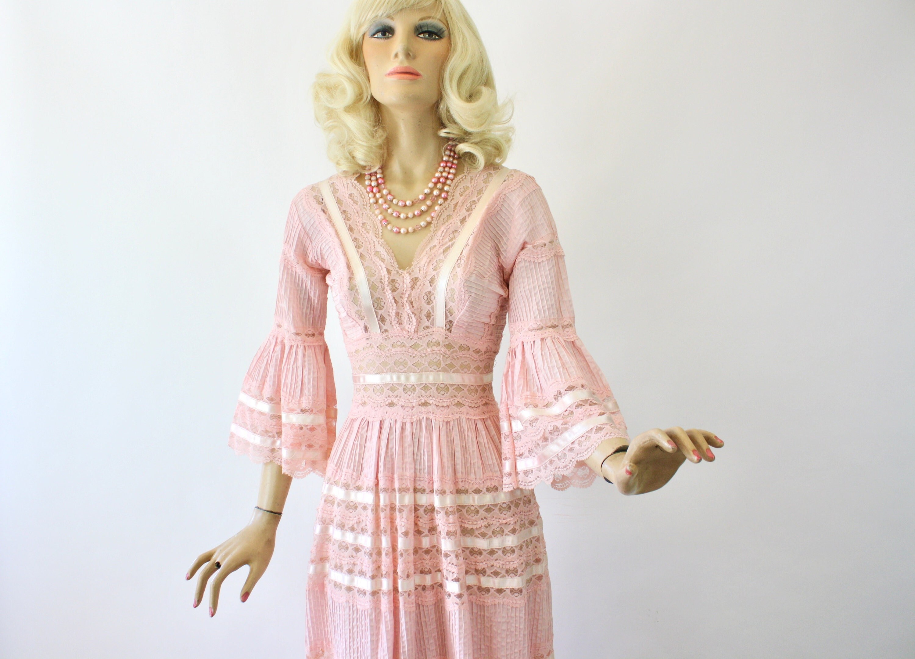 AI　70s Pale Pink Mexican Dress 1970s Baby Pink Embroidered Mexican Dress (XL) – High Class