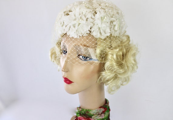 60s Floral Hat White Silk Flowers w Pearls Tulle … - image 3