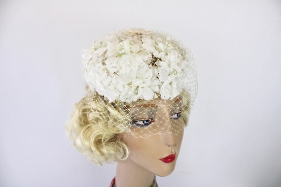 60s Floral Hat White Silk Flowers w Pearls Tulle … - image 6
