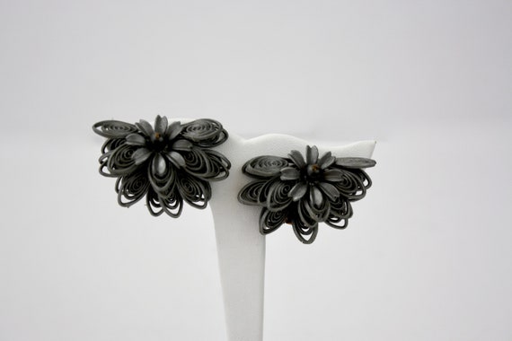 50s Flower Earrings NOS Large Silver Grey  Plasti… - image 4