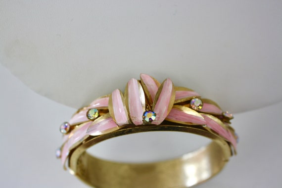 Vintage 50s  Bracelet Gold Metal w Pink Enamel Le… - image 7