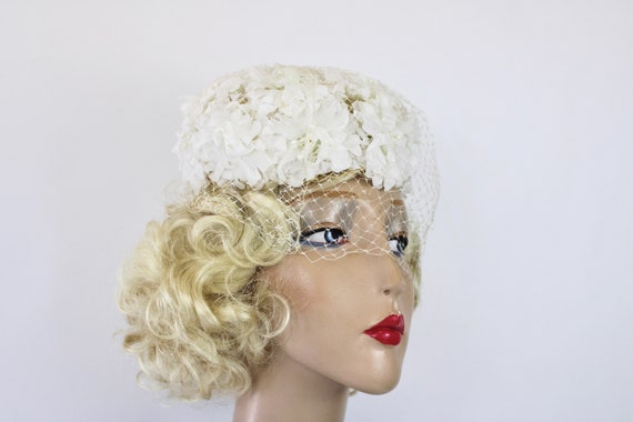 60s Floral Hat White Silk Flowers w Pearls Tulle … - image 4