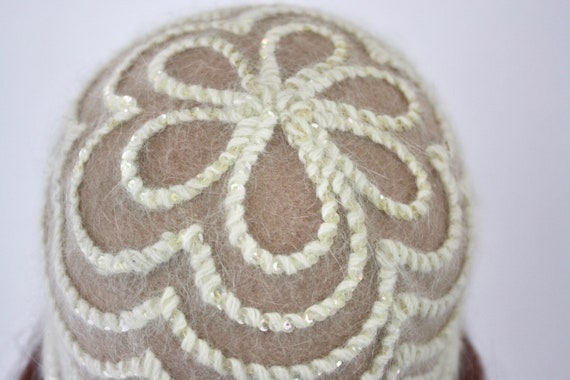 40s Cloche Hat  Tan Felt Wool w White Angora Yarn… - image 9