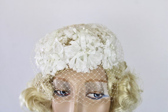 60s Floral Hat White Silk Flowers w Pearls Tulle … - image 9