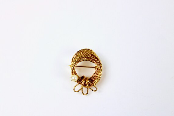 Vintage Pearl Brooch Gold Circle w Cultured Pearl - image 2