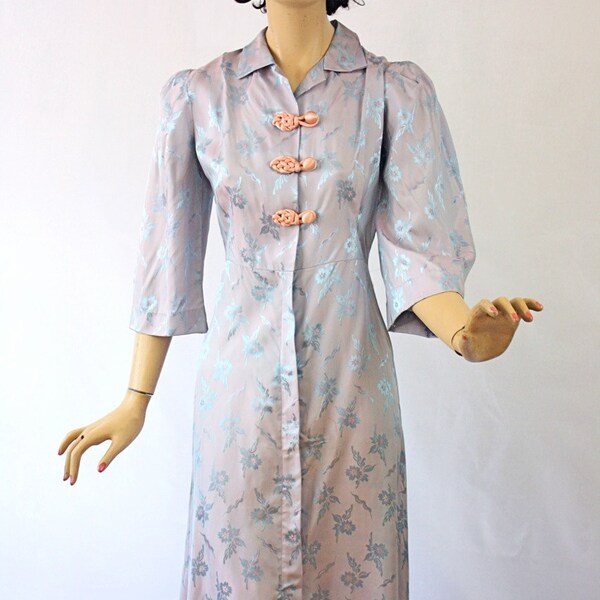 Vintage 30s Dressing Robe Gown Blue Floral Brocade w Pink Frog Closures