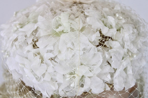 60s Floral Hat White Silk Flowers w Pearls Tulle … - image 8