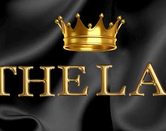 Op de afbeelding: Een gouden kroon op een zwarte satijnen achtergrond met de tekst "SHOP THE LATEST" in gouden letters.
