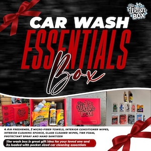 Könnte beinhalten: Eine rote Box mit den Worten "The Wash Box" in weißen Buchstaben. Die Box ist gefüllt mit Autoreinigungsmitteln, darunter Lufterfrischer, Mikrofasertücher, Innenreiniger-Tücher, Reifen Schaum und Händedesinfektionsmittel. Der Text "CAR WASH ESSENTIALS" ist in großen roten Buchstaben auf schwarzem Hintergrund geschrieben. Das Bild enthält auch eine rote Schleife.