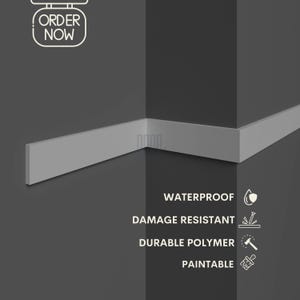 K&ouml;nnte beinhalten: Wei&szlig;e Wandleisten mit Eckdetail. Die Leisten sind wasserdicht, sto&szlig;fest, aus strapazierf&auml;higem Polymer und lackierbar. Der Text "Jetzt bestellen" ist in der oberen linken Ecke des Bildes sichtbar.