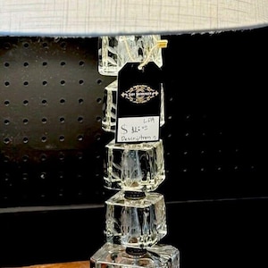 Atemberaubende LUCITE STACKED Cube Etched Floral MCM Tischlampe