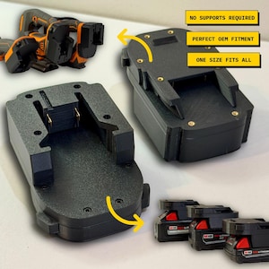 Puede incluir: Dos adaptadores de batería negros impresos en 3D con inserciones de tornillo doradas. Un adaptador se muestra desde arriba y el otro desde abajo. Los cuadros de texto dicen: NO SUPPORTS REQUIRED, PERFECT OEM FITMENT, ONE SIZE FITS ALL. Herramientas y baterías visibles.